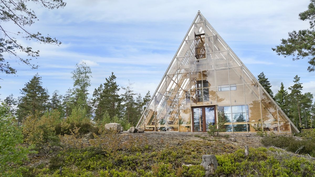 Dům ve skleníku v severských lesích nabízí teplé a soběstačné bydlení